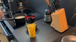 Овсяная каша на кокосовом молоке с манго и семенами чиа.