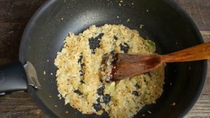 Тушеный картофель с морковью и луком — просто и вкусно.