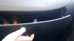 Видео: Как открыть бардачок в ЛАДА ЛАРГУС?