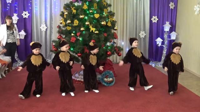 Танец Медвежат. Под елочкой танцует ватага медвежат.mp4