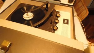 Zenith stereo record player playing a 78 RPM record.