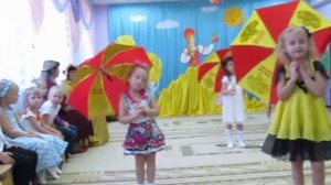 Танец с зонтиками