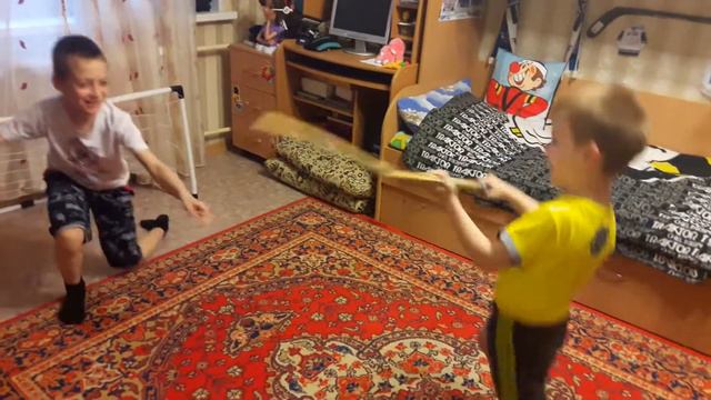 Максим 5.5 лет и Саша 10лет играют дома в хоккей смотреть онлайн