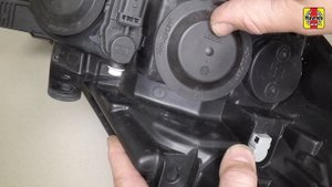Renault Clio (2009 - 2012) - Replace the headlight bulb