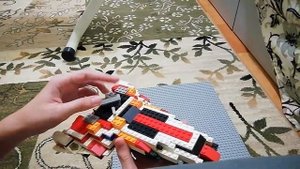 Небольшой космический корабль из лего