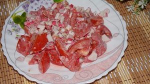 Салат из крабовых палочек с чесноком и помидором