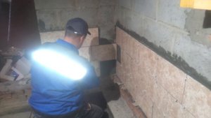 ОТДЕЛКА В БАНЕ. ПОКЛЕИЛИ ВСЮ ПЛИТКУ / ЗАТЕРЛИ /  СМОТРИМ СОСЕДСКУЮ БАНЮ /  ЛЕЧИМ ПСА