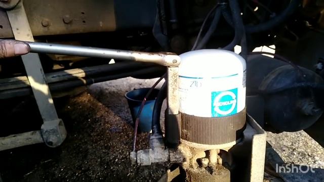 СЕРЫЙ DAF-XF95.Сборка ГБЦ компрессора.Дальнобой вырезает аппликацию. смотреть онлайн