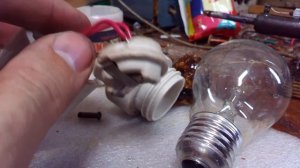 Эксперимент по пайке цоколя патрона лампочки на 220 вольт в настольном светильнике