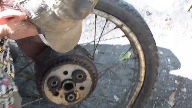 Замена колеса на мопеде Карпаты | Пора соответствовать названию! смотреть онлайн