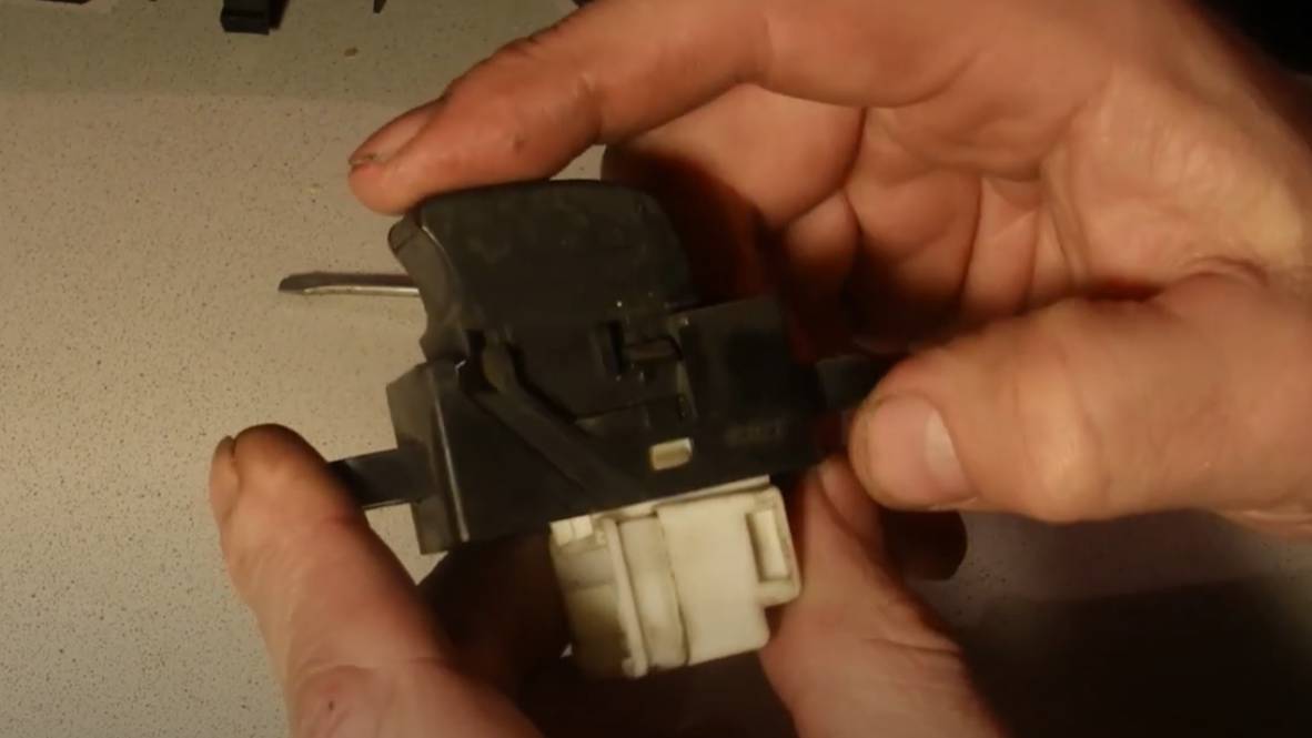 Ремонт кнопки стекло-подъемника Ниссан Альмера N16 смотреть онлайн