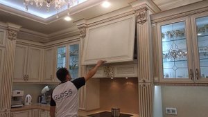 Классическая кухня, фасады сборные патинированные, столешница и фартук искусственный камень.