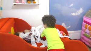 Пылесос для Веселого ребенка! Дарина помогает маме убирать.Забавные игры для детей про пылесос