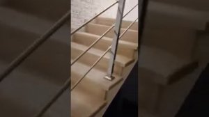 Перила из нержавейки на лестницу в дом, поручень и стойка квадрат.
