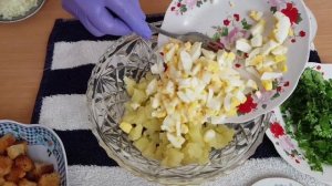 Салат из шпрот  сухарьями, - Как сделать