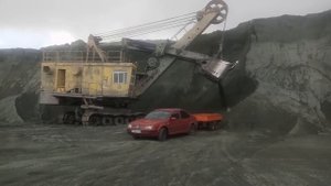 Погрузка щебня экскаватором ЭКГ-5 в легковой прицеп)