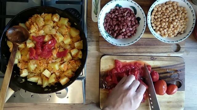 Тушеная фасоль с нутом и картофелем в томатном соусе