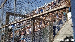 La hinchada de Deportivo Merlo alentando en todo momento ⚪🔵⚪