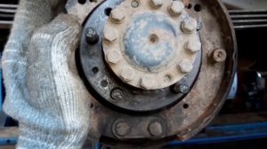 Рассматриваем Боевой УАЗ Патриот, меняем ему задние колодки. Болтовня.