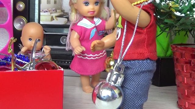 Катя и Макс веселая семейка наряжаем елку и открываем адвент календарик Даринелка