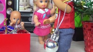 Катя и Макс веселая семейка наряжаем елку и открываем адвент календарик Даринелка