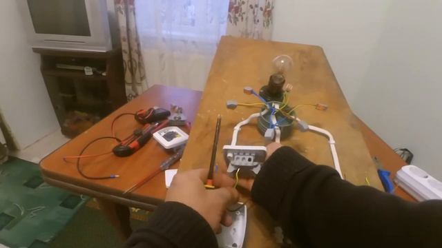 Как правильно подключить проходные выключатели. Электросхема подключения выключателей и установка. смотреть онлайн