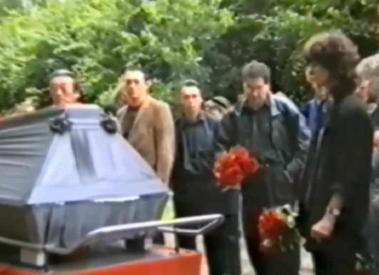 Похороны виктора щербакова. Похороны Виктора Цоя 19 августа 1990. Похороны Виктора Цоя видео. Могила Виктора Цоя.