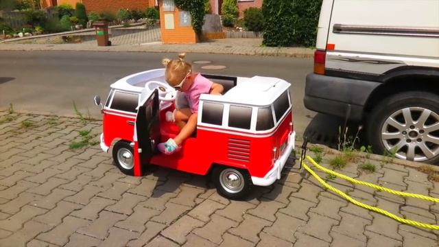 Little Girl Elis Ride On Wheels On The Bus Power Wheel with Cozy Coupe Little Tikes and Dolls Crew смотреть онлайн