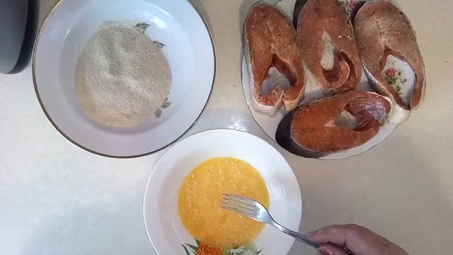 Стейки горбуши на сковороде. Стейки горбуши в сухарях.