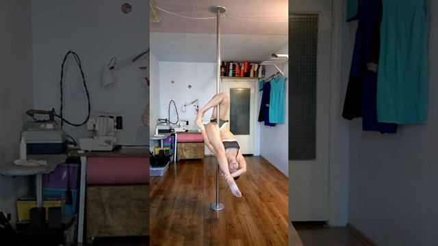 Pole dance tutorial. Уроки танцев. Две затяжки из виса на дальней ноге. смотреть онлайн