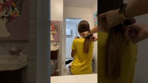 Кира обрезала волосы.