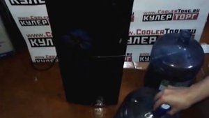 Как заменить бутыль с водой на кулере с верхней загрузкой?