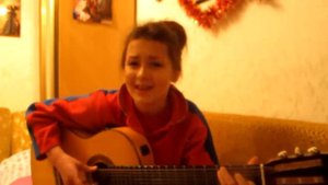Красивая девушка, красиво играет на гитаре!