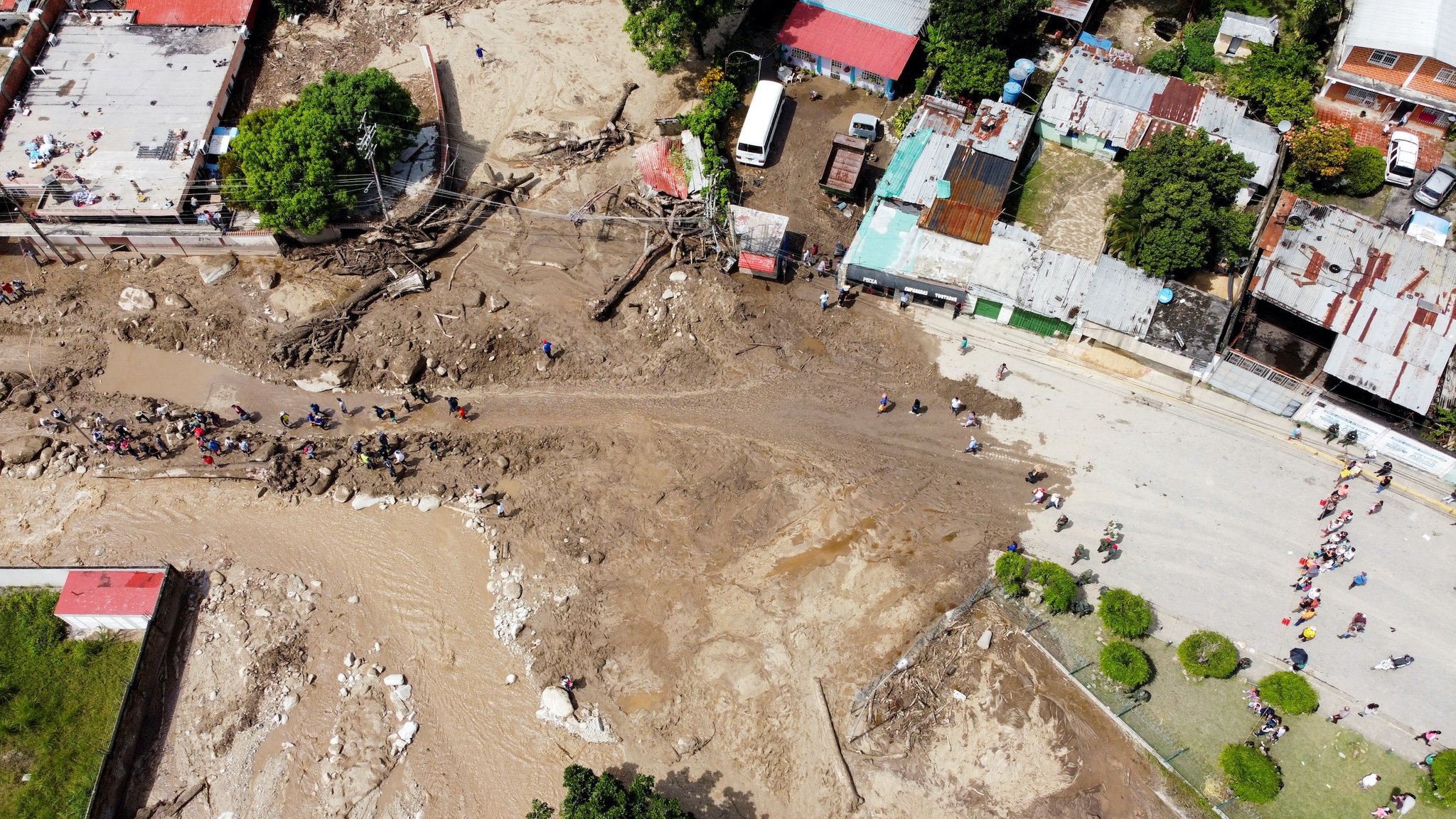Наводнение в столичном округе Венесуэлы частично и полностью разрушило десятки домов.