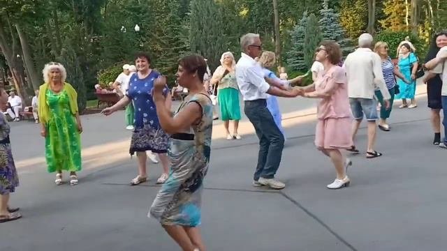И походкой гордой дальше поплыла!!!??Танцы в парке Горького!!!??Харьков 2021