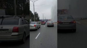 Новосибирск: Прорыв трубы с эффектным выбросом воды в небо произошёл на Бердском шоссе! #жкх