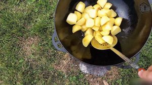 Картошка тушеная с мясом в казане на огне - простой рецепт / SteinFood