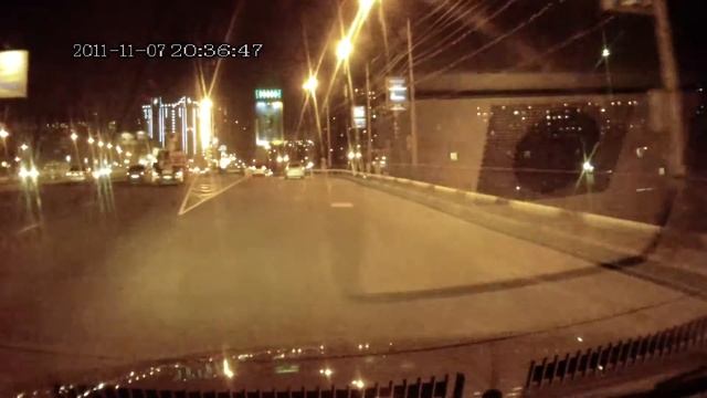 Инвалид на путепроводе.MOV смотреть онлайн