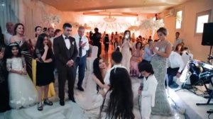 На армянской свадьбе детки спели для своей сестры невесты