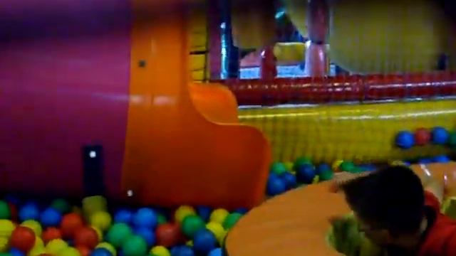 Juliusz - bitwa na kulki w FIGLOPARKU v- 2009r..AVI смотреть онлайн