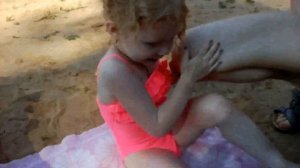 Лисюшка Алиса купается на речке загорает Москва река Видео для детей