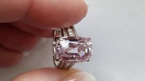 Серебряное кольцо с афганским розовым кунцитом 9.87ct (14.6х10 мм) и белыми топазами, день