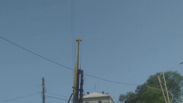 Погружение свай дизель молотом Pileco. Работа сваебойной установки СП-49