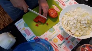 Салат из пекинской капусты и грудки копчёной.