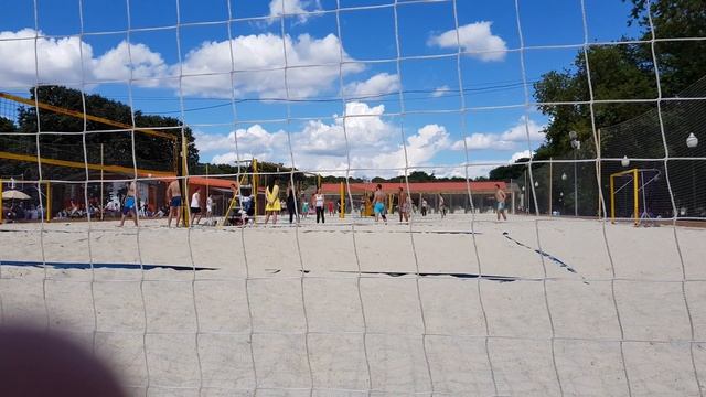 Пляжный волейбол в парке горького смотреть онлайн