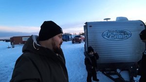 Зимняя Рыбалка в Миннесоте - Заехали Машиной В Город на Озере @3BRO