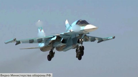 Российские истребители-бомбардировщики Су-34 уничт...аинские склады с вооружением и военной техникой