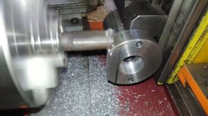 Изготовление деталей на самодельном токарном станке и использование фрезерной приставки.