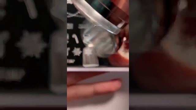Идея маникюра ❄️ с снежинками. #маникюр #стемпинг #идеидизайнаногтей