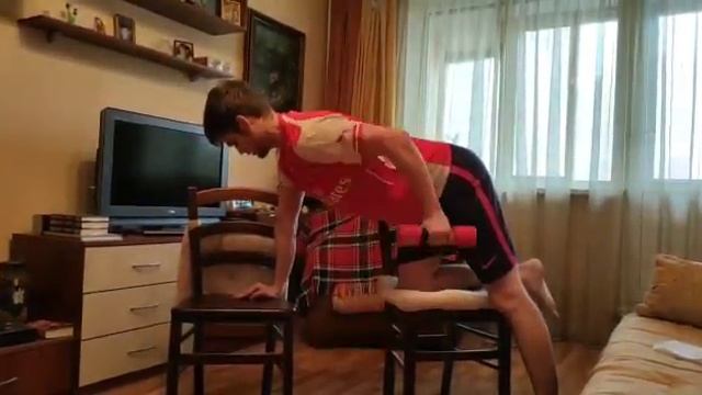 Александр инструктор-реабилитолог показывает лечебное упражнение "пила".